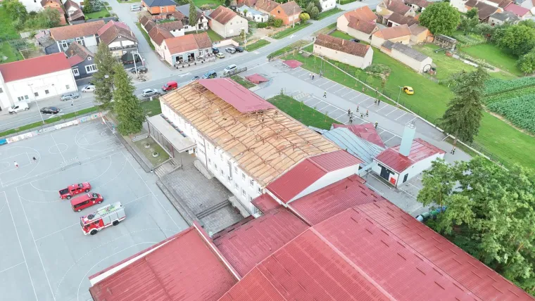 Krovovi letjeli, tuča veličine kestena i blatne bujice: Ovo su snimke nevremena na&scaron;ih čitatelja!