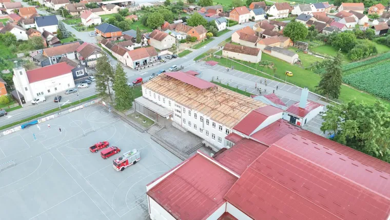 Krovovi letjeli, tuča veličine kestena i blatne bujice: Ovo su snimke nevremena na&scaron;ih čitatelja!