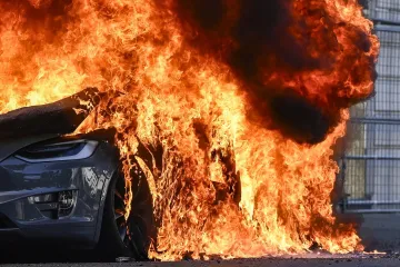 Eksplodirao bijes protiv najmoćnijih: Gorjela Tesla, čupali cigle iz tla, djeca plakala od suzavca...