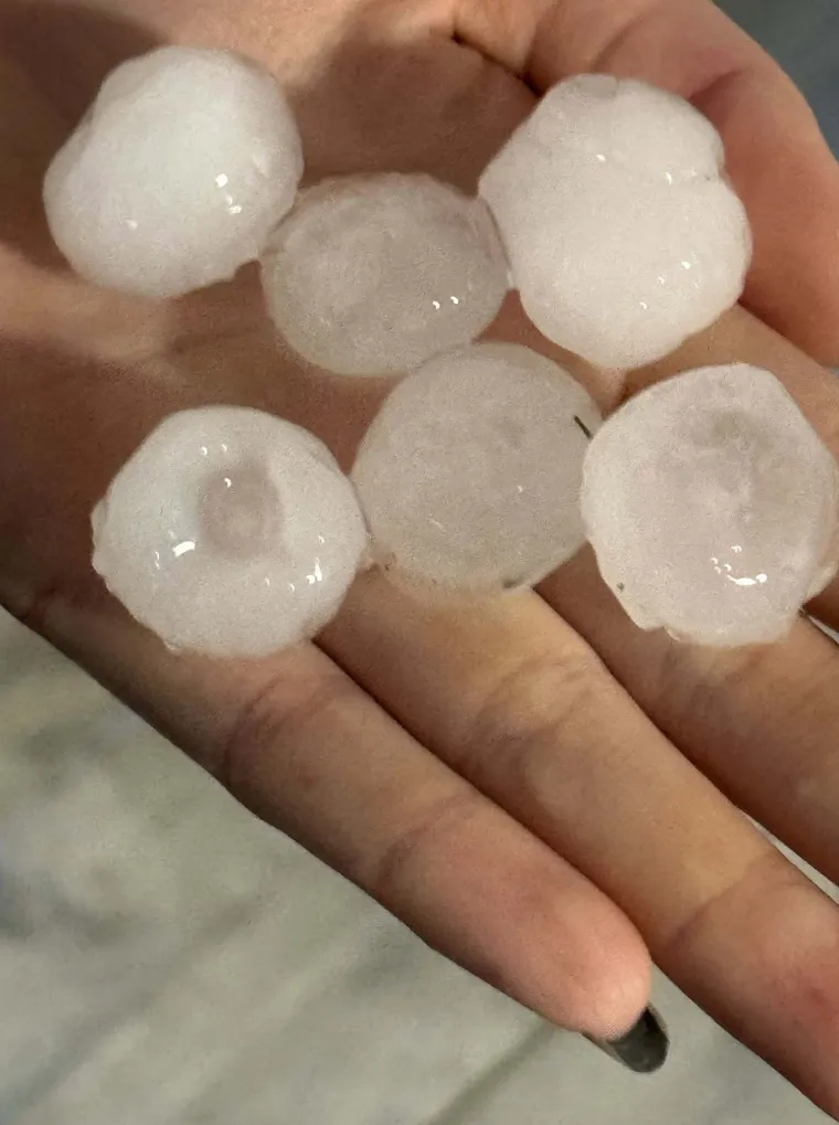Krovovi letjeli, tuča veličine kestena i blatne bujice: Ovo su snimke nevremena na&scaron;ih čitatelja!