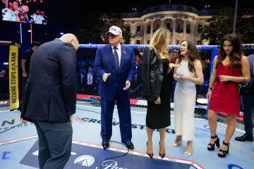 Trump okupio elitu na travnjaku Bijele kuće: Sve ih je čuvala čelična 'kandža' te&scaron;ka 600 tona!