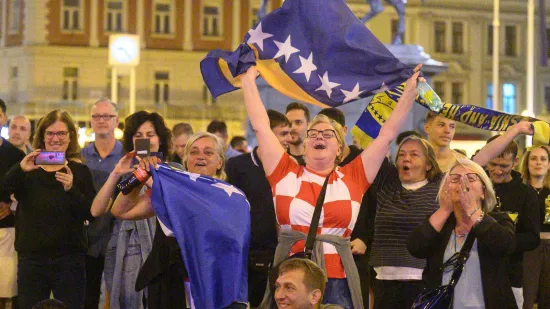 Neobičan prizor na treningu BiH: Svi su gledali u dvojicu navijača