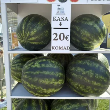 Velika prevara? U osječkom 'lubenicomatu' prodaje se voće iz Metkovića, a ono jo&scaron; nije ni ubrano