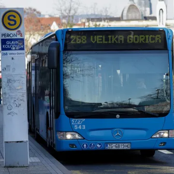 Naletio na ZET-ov autobus kod Lisinskog pa pobjegao, putnica ozlijeđena: 'Svi su popadali'