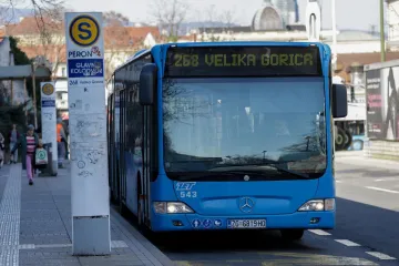 Naletio na ZET-ov autobus kod Lisinskog pa pobjegao, putnica ozlijeđena: 'Svi su popadali'