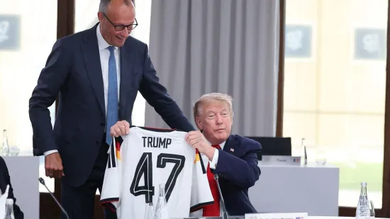 Merz &scaron;okirao Trumpa na samitu lidera: Poklonio mu dres i poručio 'na istoj smo strani'