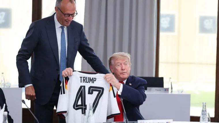 Merz &scaron;okirao Trumpa na samitu lidera: Poklonio mu dres i poručio 'na istoj smo strani'