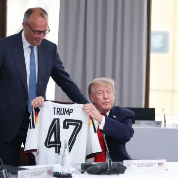 Merz &scaron;okirao Trumpa na samitu lidera: Poklonio mu dres i poručio 'na istoj smo strani'
