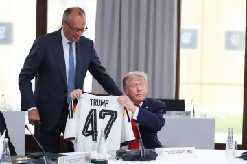 Merz &scaron;okirao Trumpa na samitu lidera: Poklonio mu dres i poručio 'na istoj smo strani'