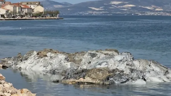 Plaža pored Splita zatrpana plavim azbestom, građani se kupaju unatoč zabrani: 'To je živi otrov'