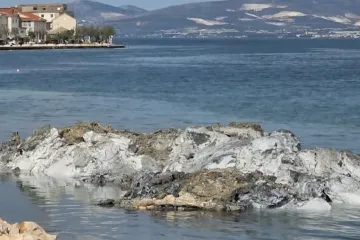 Plaža pored Splita zatrpana plavim azbestom, građani se kupaju unatoč zabrani: 'To je živi otrov'