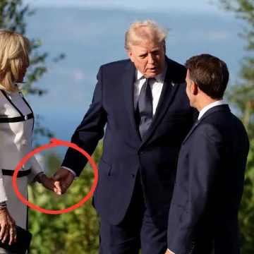 Jedan trenutak obilježio je samit: Trump je 'uhvatio' Brigitte i nije ju pu&scaron;tao punih 13 sekundi