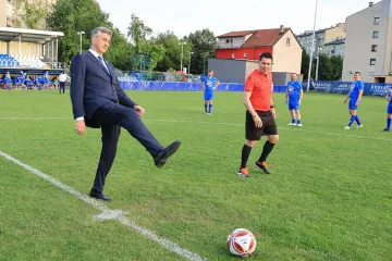 Plenković odradio početni udarac pa iz VIP lože gledao spektakl: Pogledajte koji su se HDZ-ovci znojili na terenu