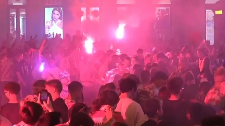 Ovako su Hrvati gledali dramatičnu utakmicu Engleske i Hrvatske u Zagrebu na Trgu