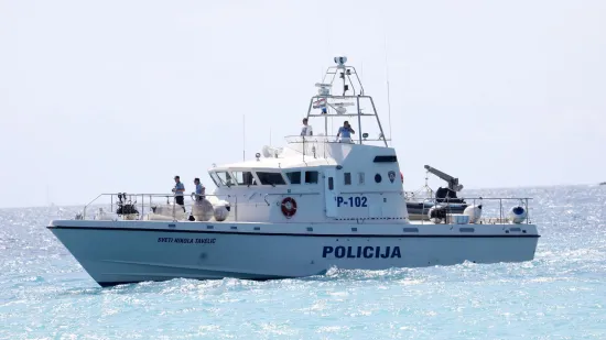 Tragedija u Puli: Krenuo ući na brodicu pa u sekundi zavr&scaron;io u moru, nije mu bilo spasa