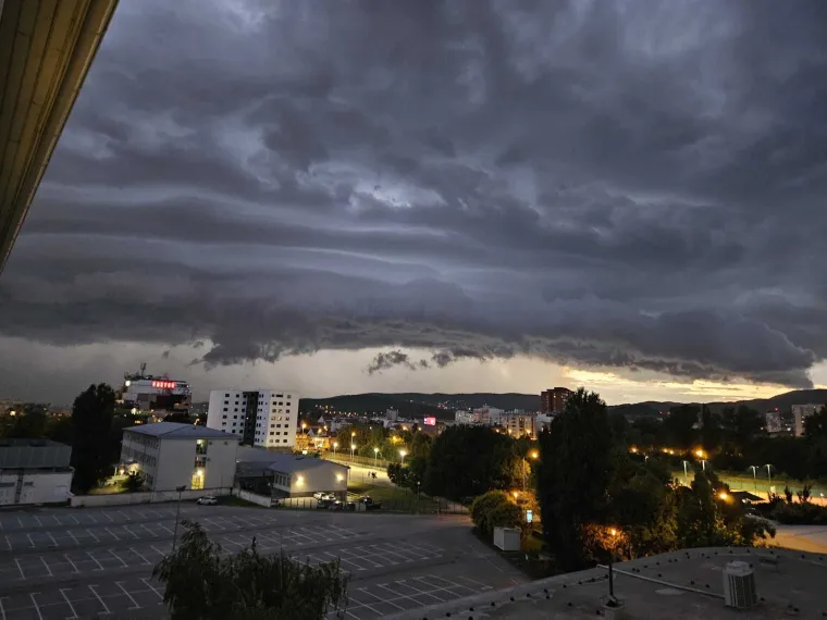 Nevrijeme pogodilo Zagreb, pogledajte snimku: 'Izgleda zlosutno i zamračilo se'