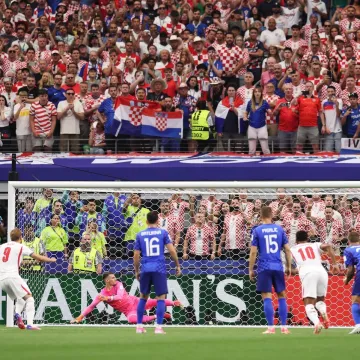 Je li Hrvatska o&scaron;tećena? Pogledajte gdje je noga Livakovića u trenutku udarca Kanea