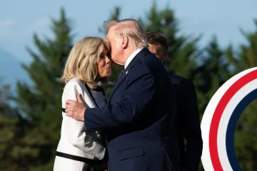 Čitač s usana otkrio &scaron;to je Trump rekao Brigitte Macron: 'Stresla se nakon &scaron;to ju je pustio'