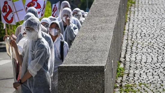 U bijelim kombinezonima i maskama stigli pred Vladu: 'Ignoriraju na&scaron;e zahtjeve'