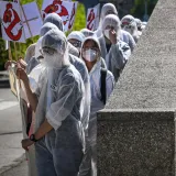 U bijelim kombinezonima i maskama stigli pred Vladu: 'Ignoriraju na&scaron;e zahtjeve'