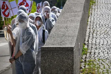 U bijelim kombinezonima i maskama stigli pred Vladu: 'Ignoriraju na&scaron;e zahtjeve'
