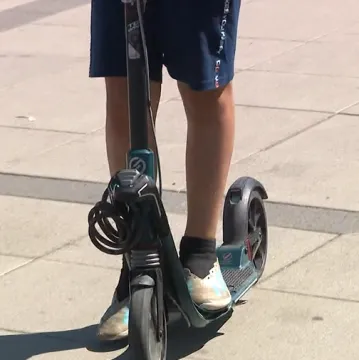Dijete se električnim romobilom zabilo u automobil, te&scaron;ko je ozlijeđeno