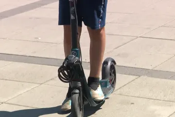 Dijete se električnim romobilom zabilo u automobil, te&scaron;ko je ozlijeđeno