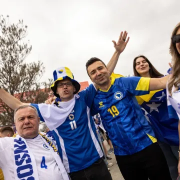 Los Angeles u plavo-žuto-bijelom! Navijači BiH napravili spektakl pred duel sa &Scaron;vicarskom