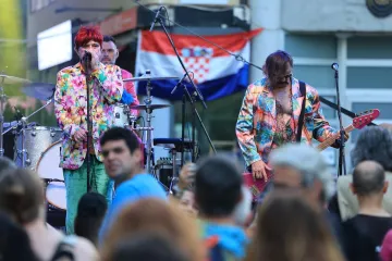 Centar Zagreba gorio je od energije: Ovako je izgledao koncert grupe Let 3 na Europskom trgu