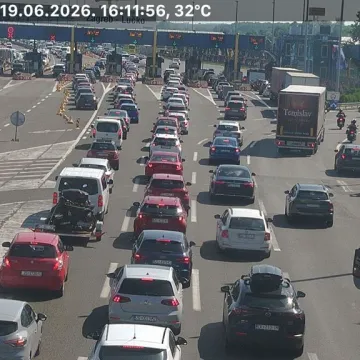 Gužve, kolone, prometne nesreće i ulje na cesti: HAK izdao upozorenje