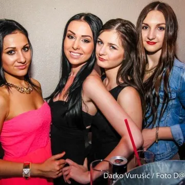 Dugokose djevojke u jarkim bojama krale poglede: Pogledajte kako se te večeri partijalo