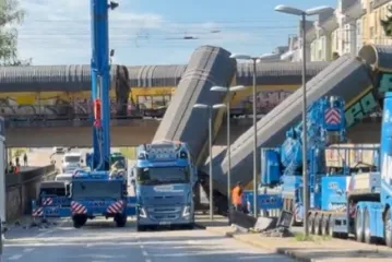 Stravična nesreća u M&uuml;nchenu: Vagoni nakon sudara vlakova pali s mosta na cestu