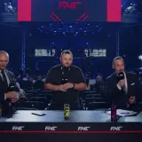Komentator sa posebnim poklonom nasmijao publiku: ' E, sad bi bilo dobro da to popijemo'