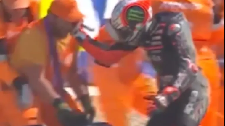 Skandal u MotoGP-u! Vodeći vozač prvenstva udario redara pa ekspresno diskvalificiran