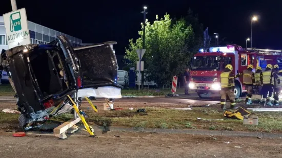 Stravična nesreća u Zagrebu! BMW smrskan, vatrogasci izvlačili ženu, za sve kriv 37-godi&scaron;njak
