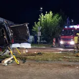 Stravična nesreća u Zagrebu! BMW smrskan, vatrogasci izvlačili ženu, za sve kriv 37-godi&scaron;njak