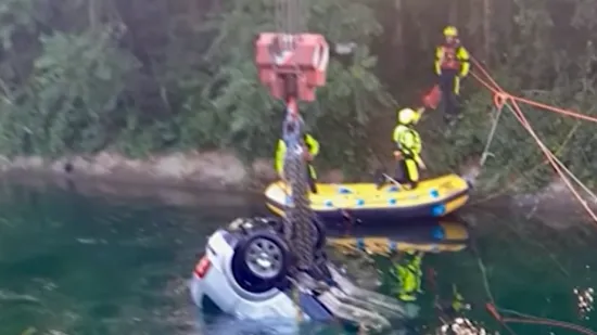 Automobil pun tinejdžera sletio u kanal: Poginula dva 17-godi&scaron;njaka i mlada žena