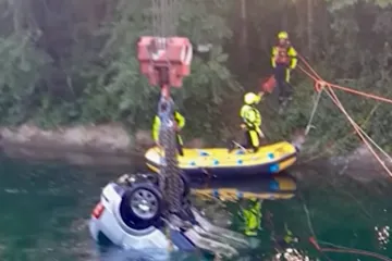 Automobil pun tinejdžera sletio u kanal: Poginula dva 17-godi&scaron;njaka i mlada žena