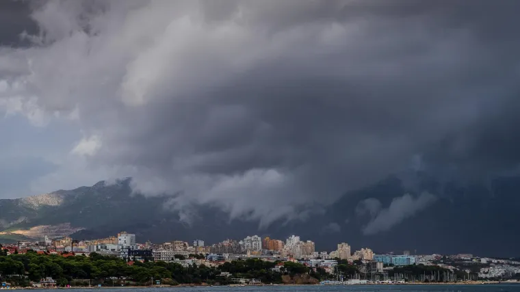 Silovito nevrijeme poharalo dio Dalmacije: Munje pokrenule požare, pala i tuča!