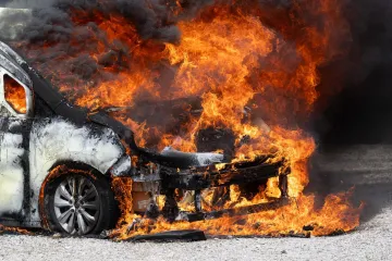 Buktinja progutala Mercedes: Vatra planula na parkirali&scaron;tu pa zahvatila i drugi Mercedes!