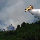 Vatra gutala borovu &scaron;umu kod Splita, gorjelo i iznad crkve kraj Omi&scaron;a: Oglasili se vatrogasci