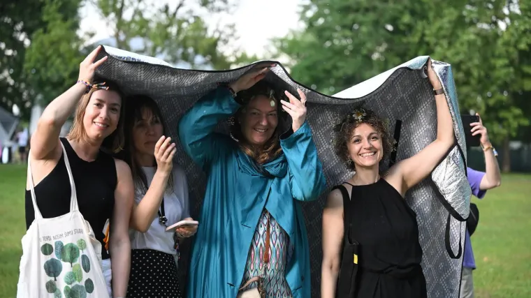 Ki&scaron;a padala, ali osmijesi nisu nestali: Pogledajte atmosferu s prvog dana INmusica