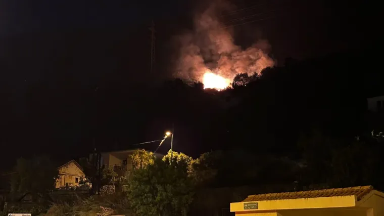 Nova borba s vatrom na jugu: Gori &scaron;uma kod Dubrovnika, požar se pro&scaron;irio iz Crne Gore