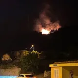 Nova borba s vatrom na jugu: Gori &scaron;uma kod Dubrovnika, požar se pro&scaron;irio iz Crne Gore