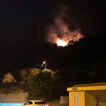 Nova borba s vatrom na jugu: Gori &scaron;uma kod Dubrovnika, požar se pro&scaron;irio iz Crne Gore
