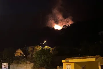 Nova borba s vatrom na jugu: Gori &scaron;uma kod Dubrovnika, požar se pro&scaron;irio iz Crne Gore