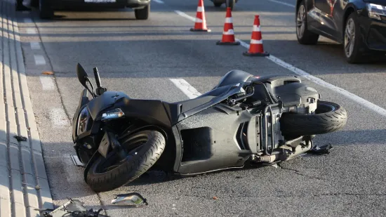 Vozeći udarila u motocikl svog oca, od udarca pala pod kotače kamiona
