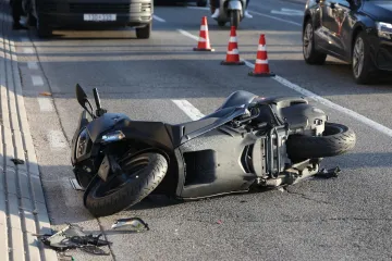 Vozeći udarila u motocikl svog oca, od udarca pala pod kotače kamiona
