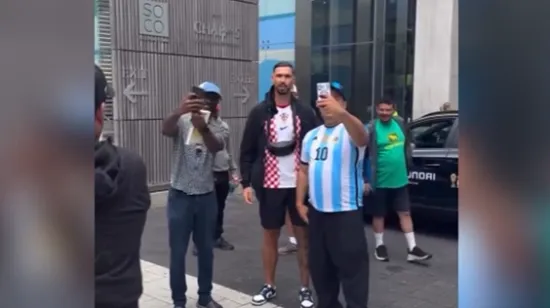 Jedan za drugim svi tražili selfie s njim: Nije odbio, niti rekao da nije Marko Livaja...