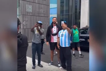 Jedan za drugim svi tražili selfie s njim: Nije odbio, niti rekao da nije Marko Livaja...